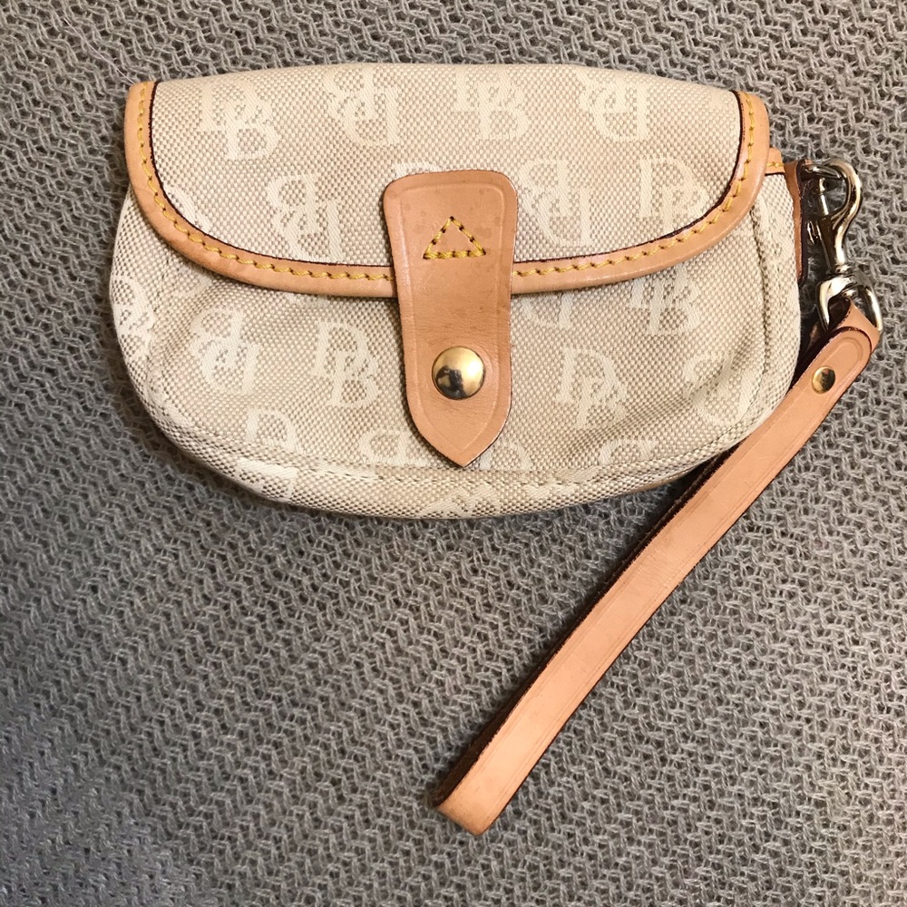 ♥️Dooney & Bourke Vintage Logo Wristlet